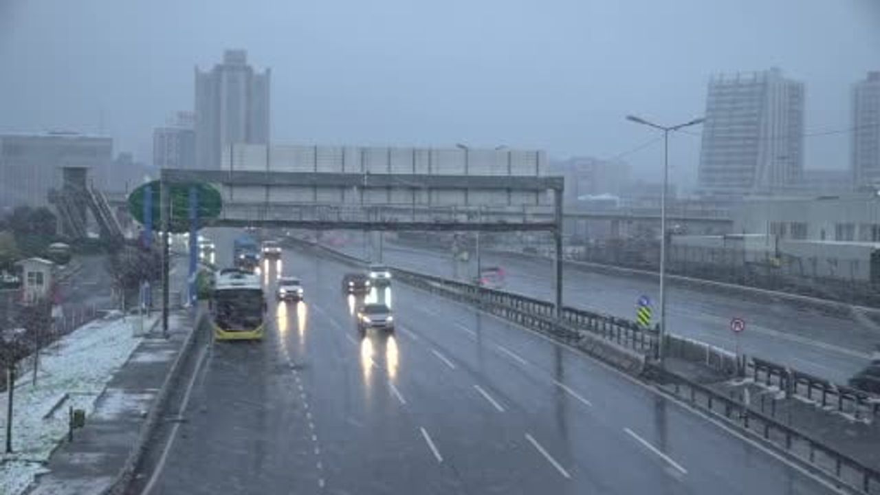 Beylikdüzü'nde kar yağışı devam ediyor