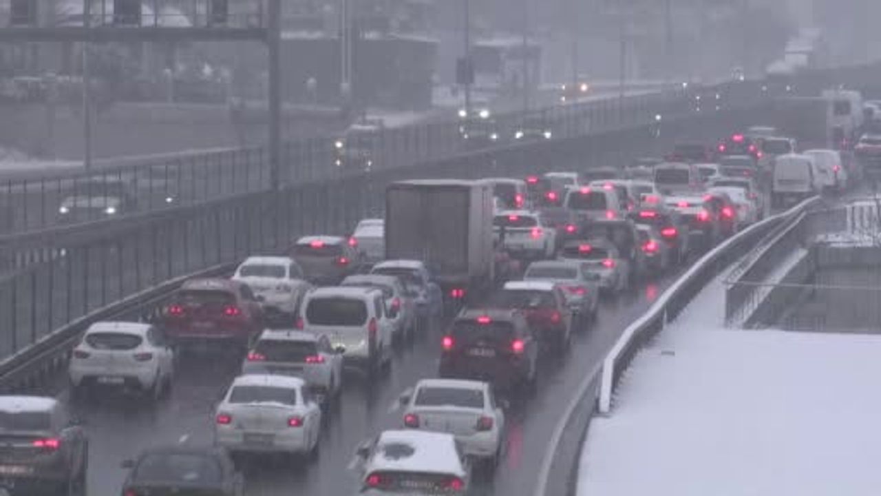 Beylikdüzü'nde Trafik Durma Noktasına Geldi