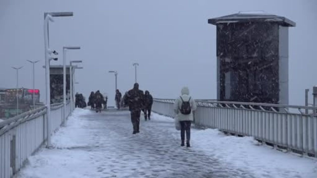 Beylikdüzü Tüyap Metrobüs Üst Geçidi Karla Kaplandı