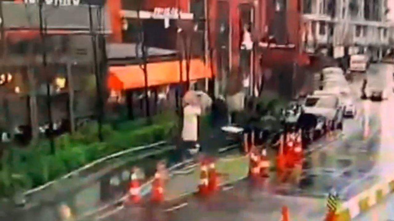 Beyoğlu'da devrilen tabela altında kalan şehir plancısı ağır yaralandı