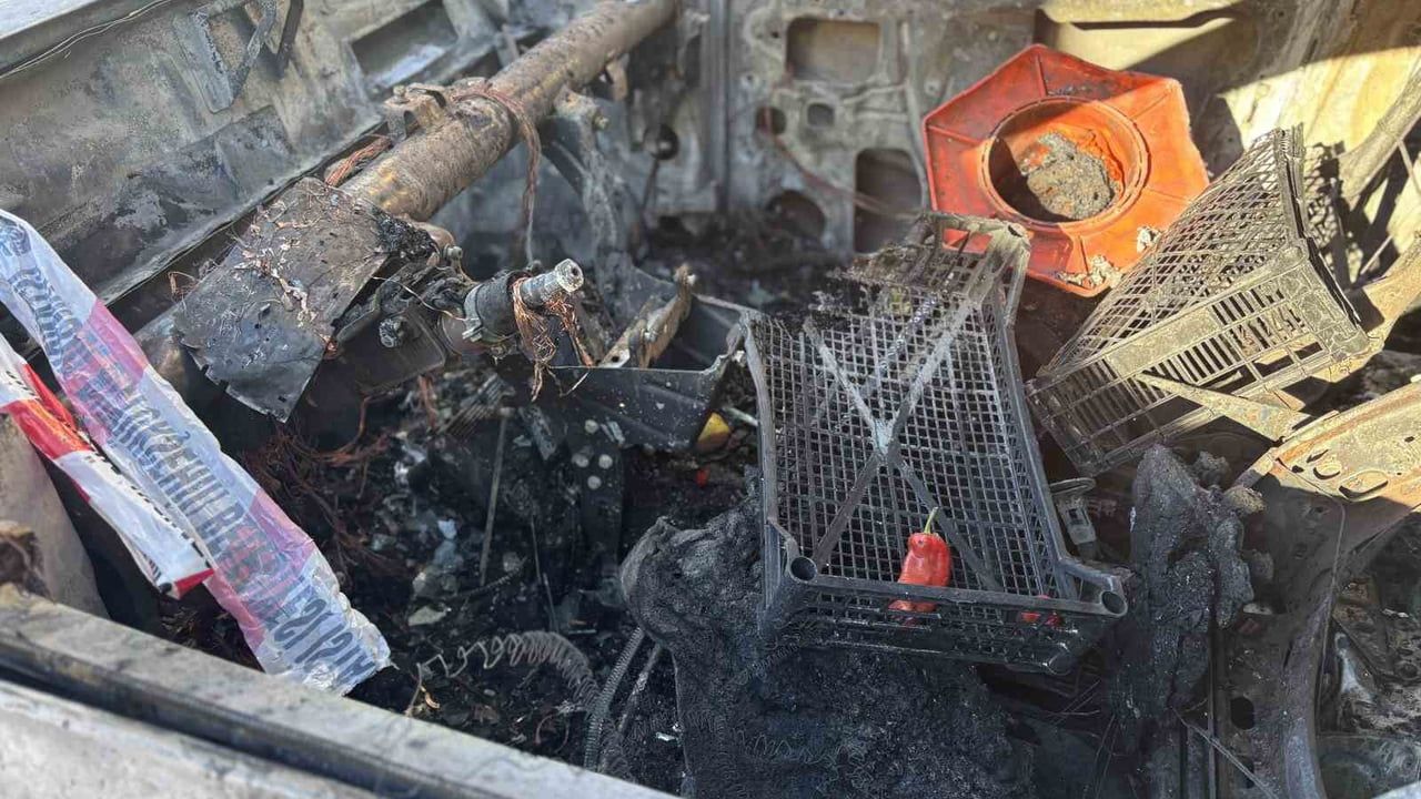 Beyoğlu'da hafif ticari araç küle döndü, yangın markete sıçradı