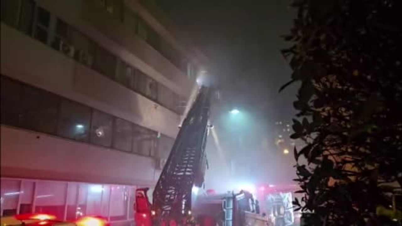 Beyoğlu’nda 5 katlı otelin en üst katında yangın