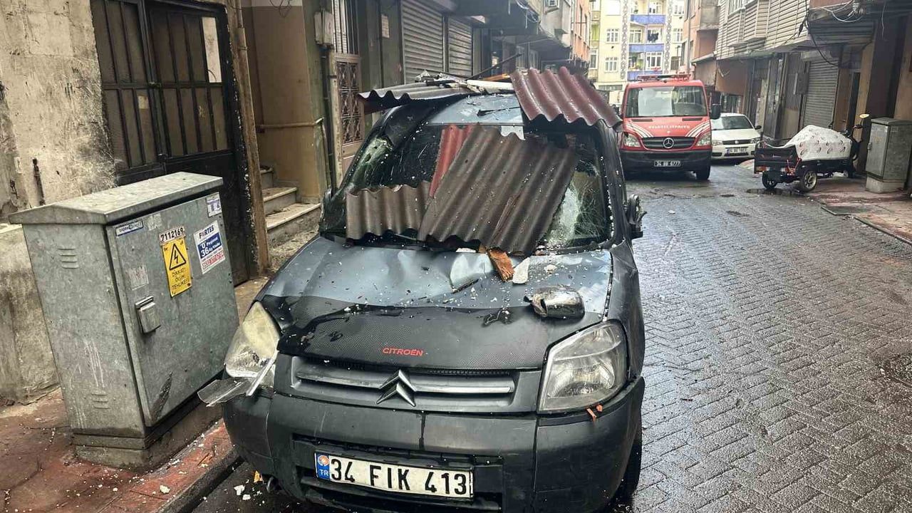 Beyoğlu'nda lodos çatıyı uçurdu: Park halindeki araca düştü, yaralanma yok
