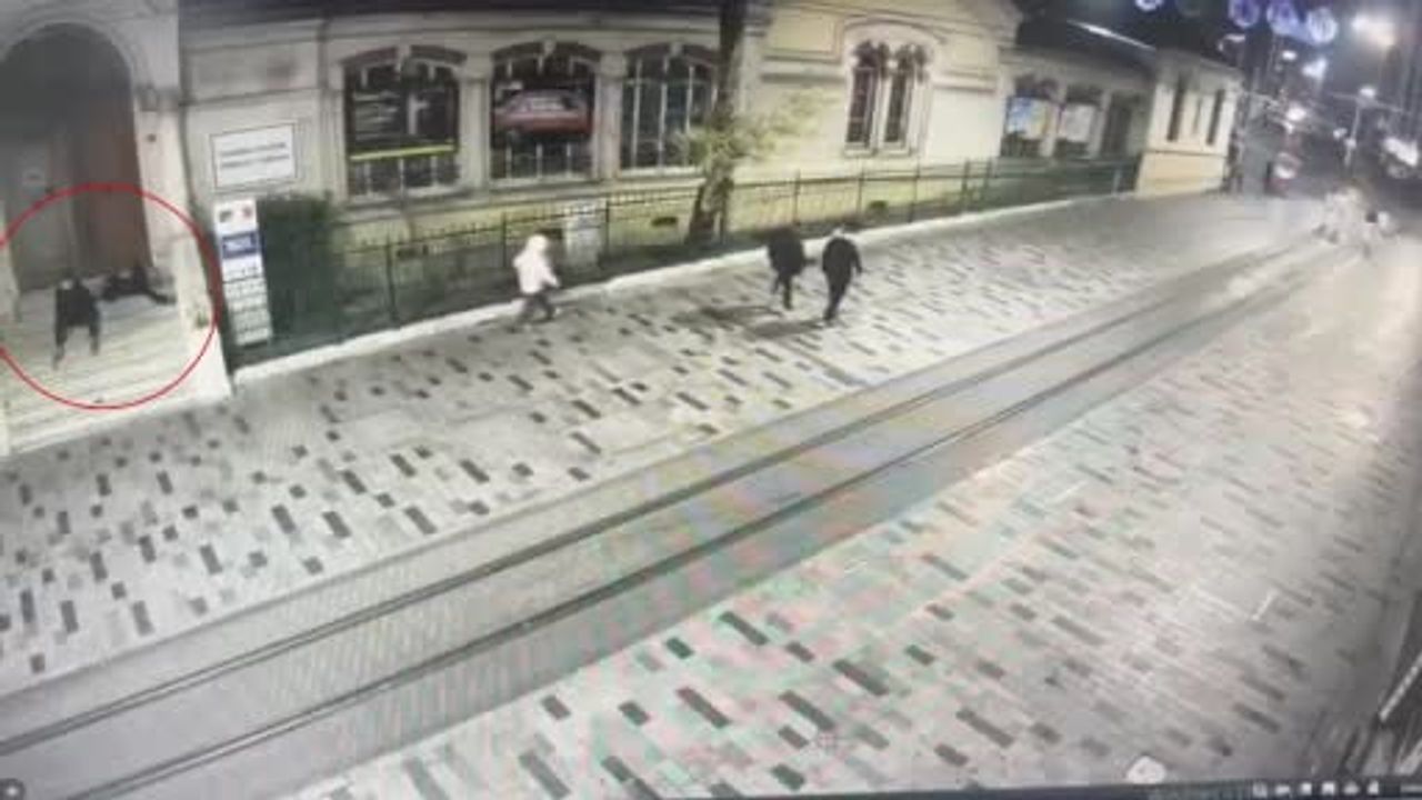 Beyoğlu'nda merdivende uyuyan vatandaştan telefon çalındı, zanlı tutuklandı