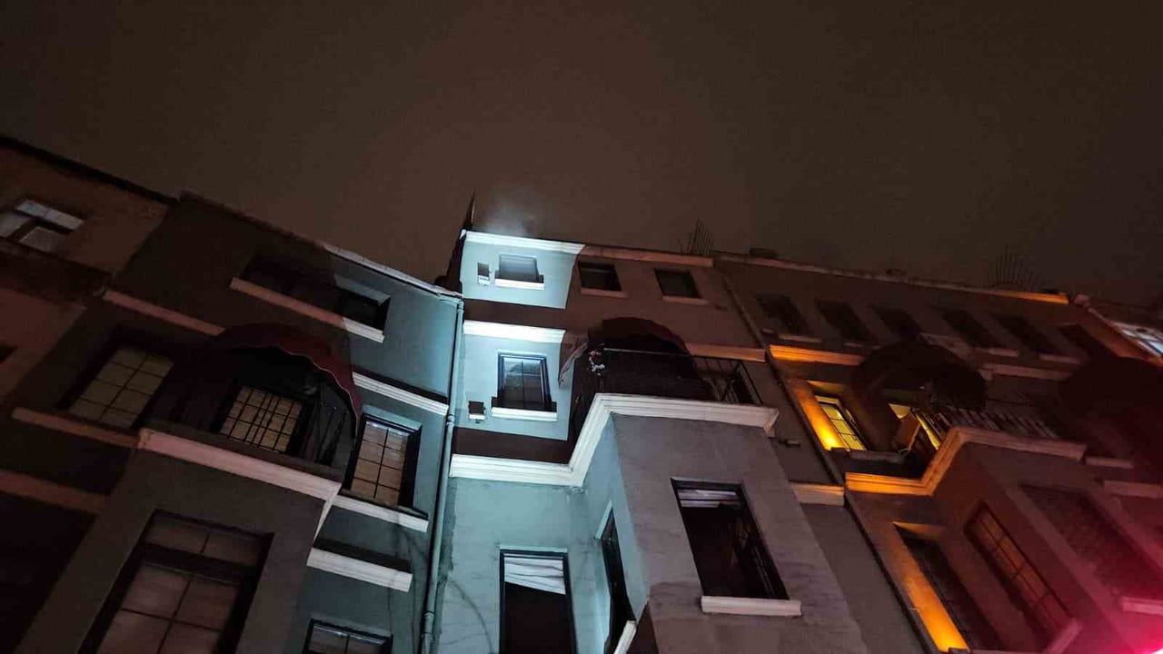 Beyoğlu'nda otelde yangın: 3 kişi kurtarıldı