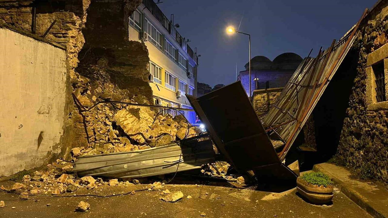 Beyoğlu'nda tarihi taş binanın duvarı sokağa yıkıldı