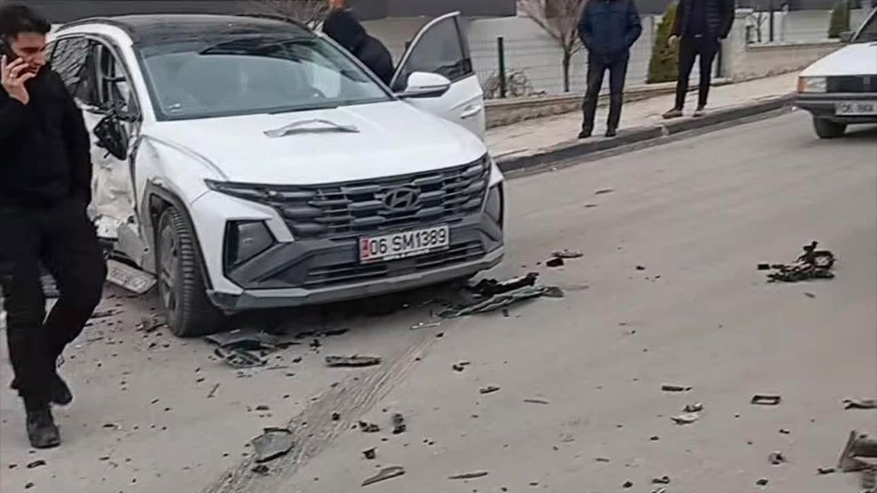 Beypazarı’nda iki otomobil çarpıştı: 3 kişi hafif yaralandı