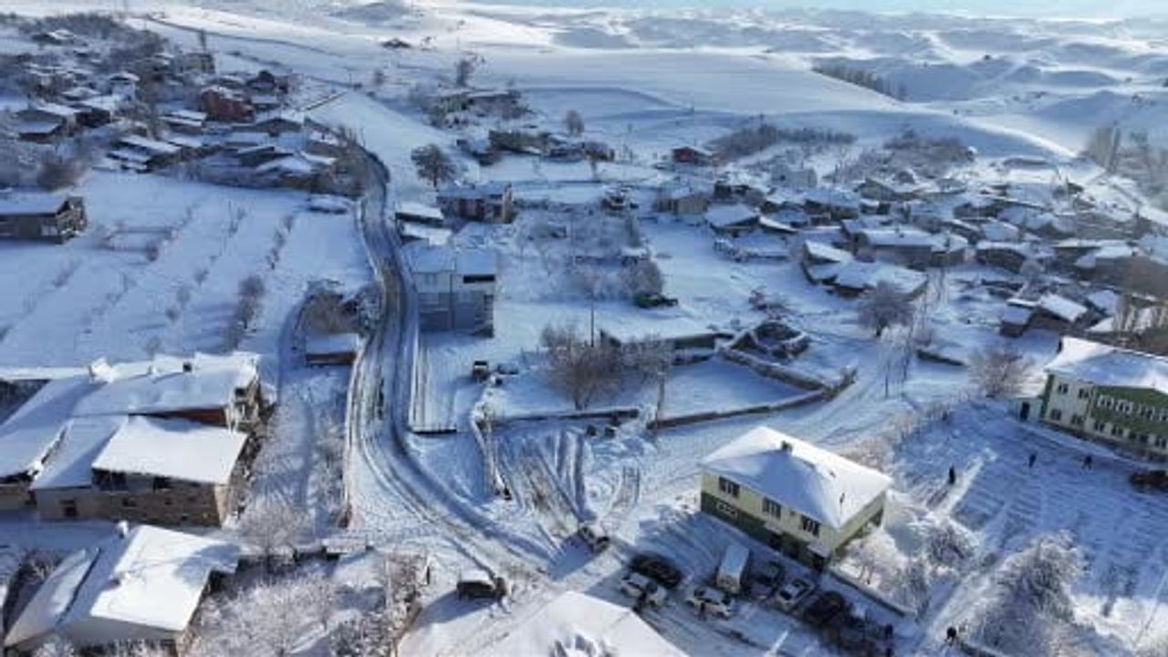 Beypınar’da öğrenciler ahşap kızaklarla karın keyfini çıkardı