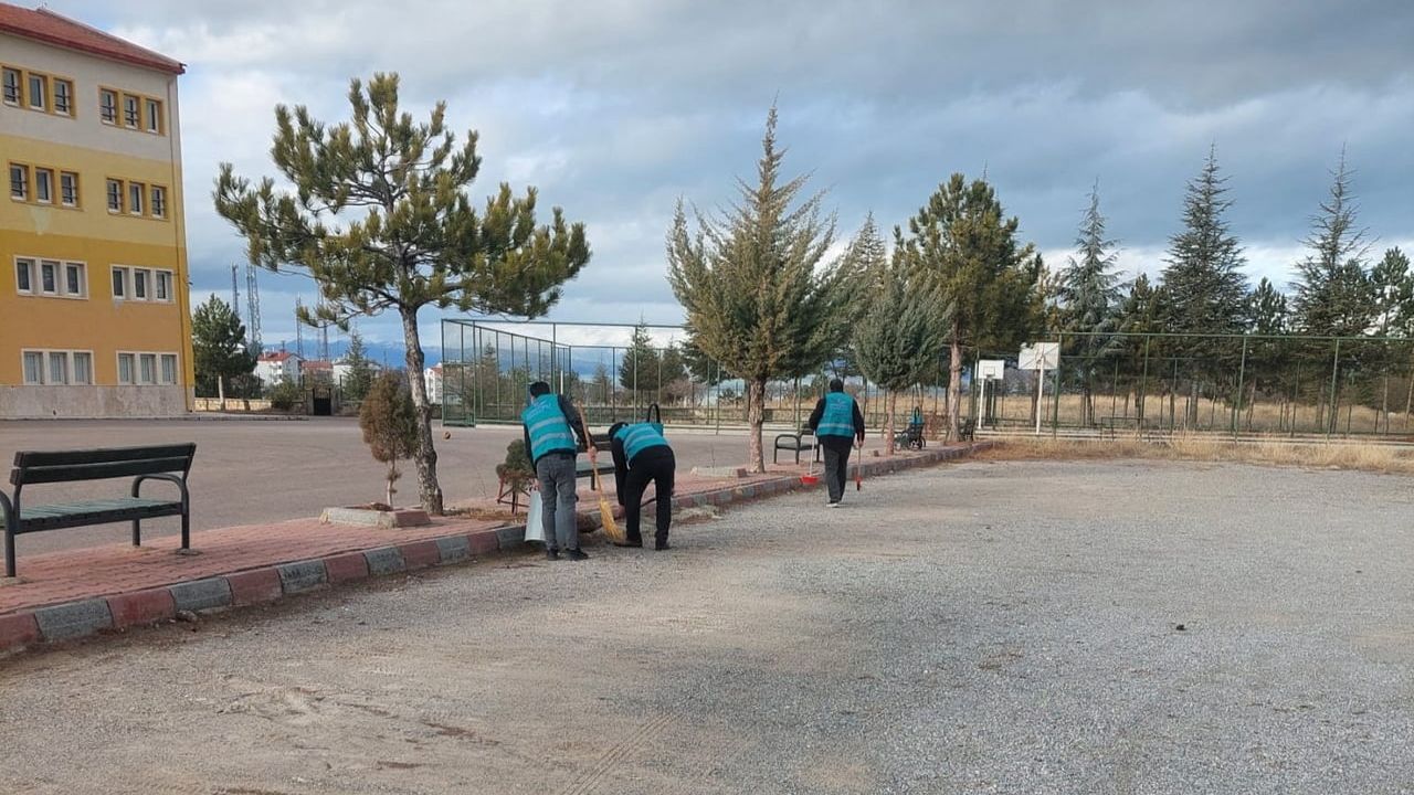 Beyşehir'de denetimli serbestlik yükümlüleri ara tatilde okulları temizledi