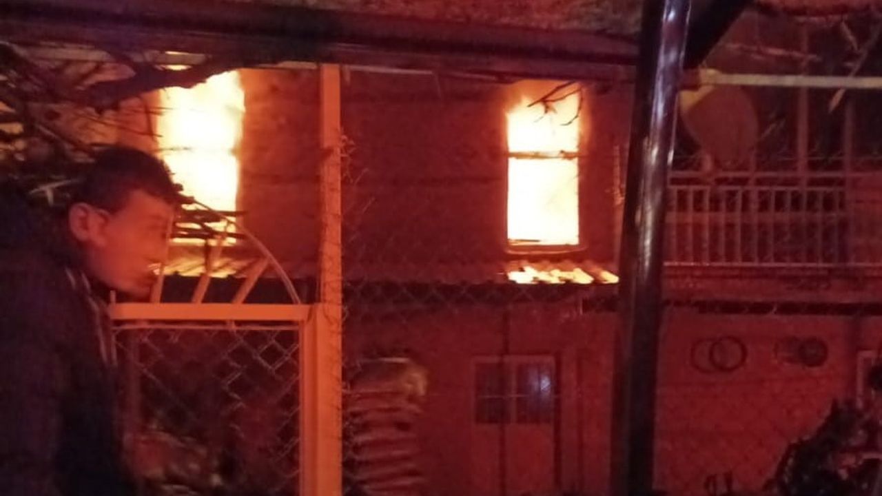 Beyşehir'de iki katlı ev yangını kullanılamaz hale geldi