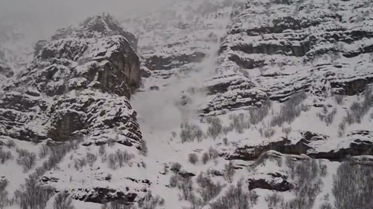 Beytüşşebap Aşağıdere'de kar kütleleri çığa dönüştü — anlar cep telefonunda