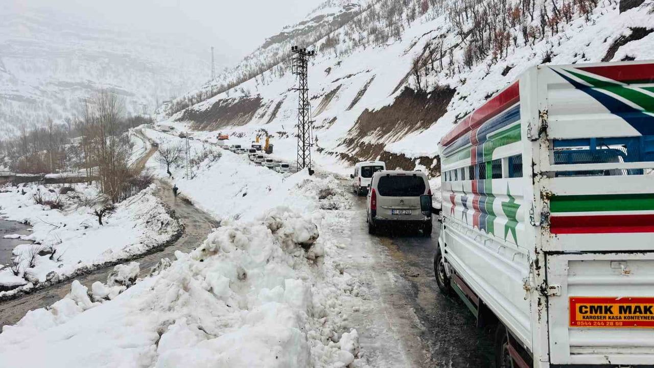 Beytüşşebap'ta buzlanma kazası: 2 yaralı