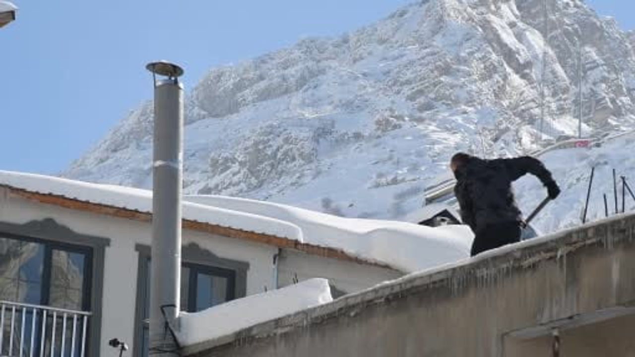Beytüşşebap'ta çatılardaki kar temizliği sürüyor