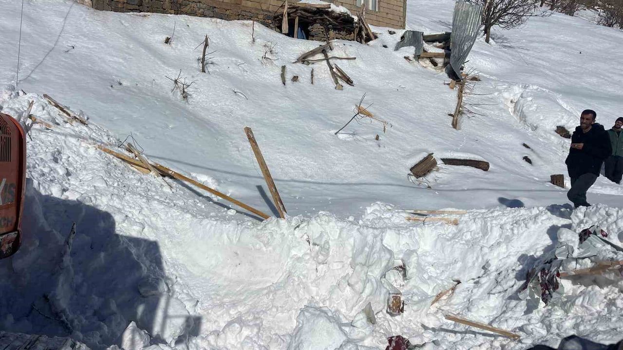 Beytüşşebap'ta çığın altında kalan yapılar ve araç çıkarıldı