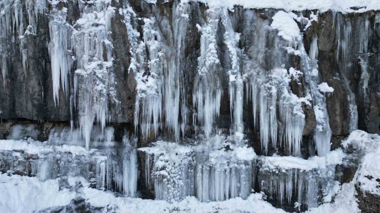 Beytüşşebap'ta dev buz sarkıtları dronla kaydedildi