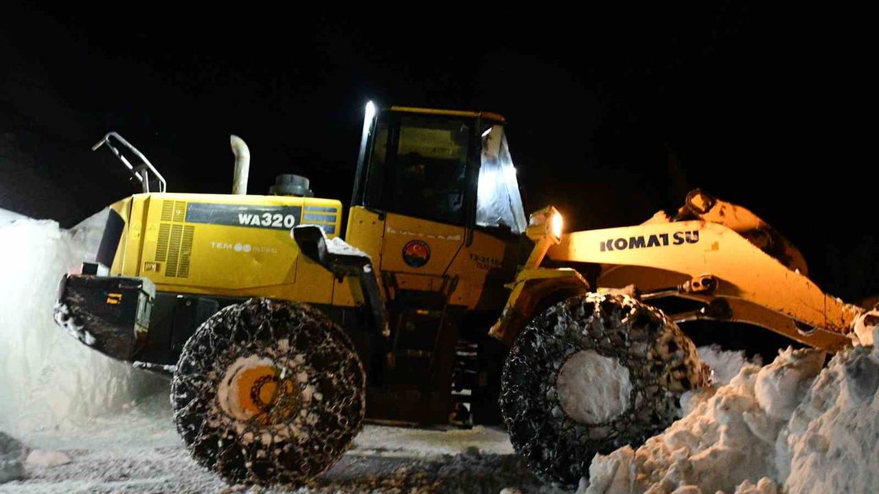 Beytüşşebap'ta kar 2 metreyi buldu — Beşağaç yolunda çalışmalar sürüyor