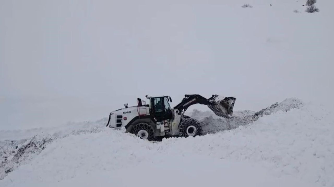 Beytüşşebap’ta kar kalınlığı 2 metreyi aştı — Ekipler vardiyalı çalışıyor