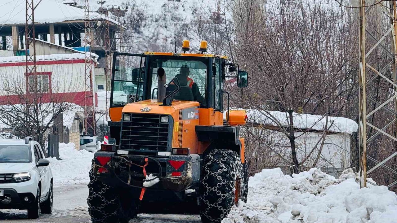 Beytüşşebap'ta karla kapanan köy yolları ulaşıma açıldı