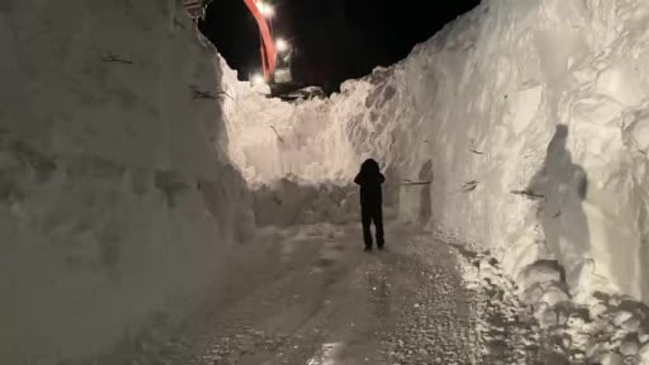 Beytüşşebap’ta Karla Mücadele: 10 Metrelik Çığlarda Tünel Açma Çalışmaları