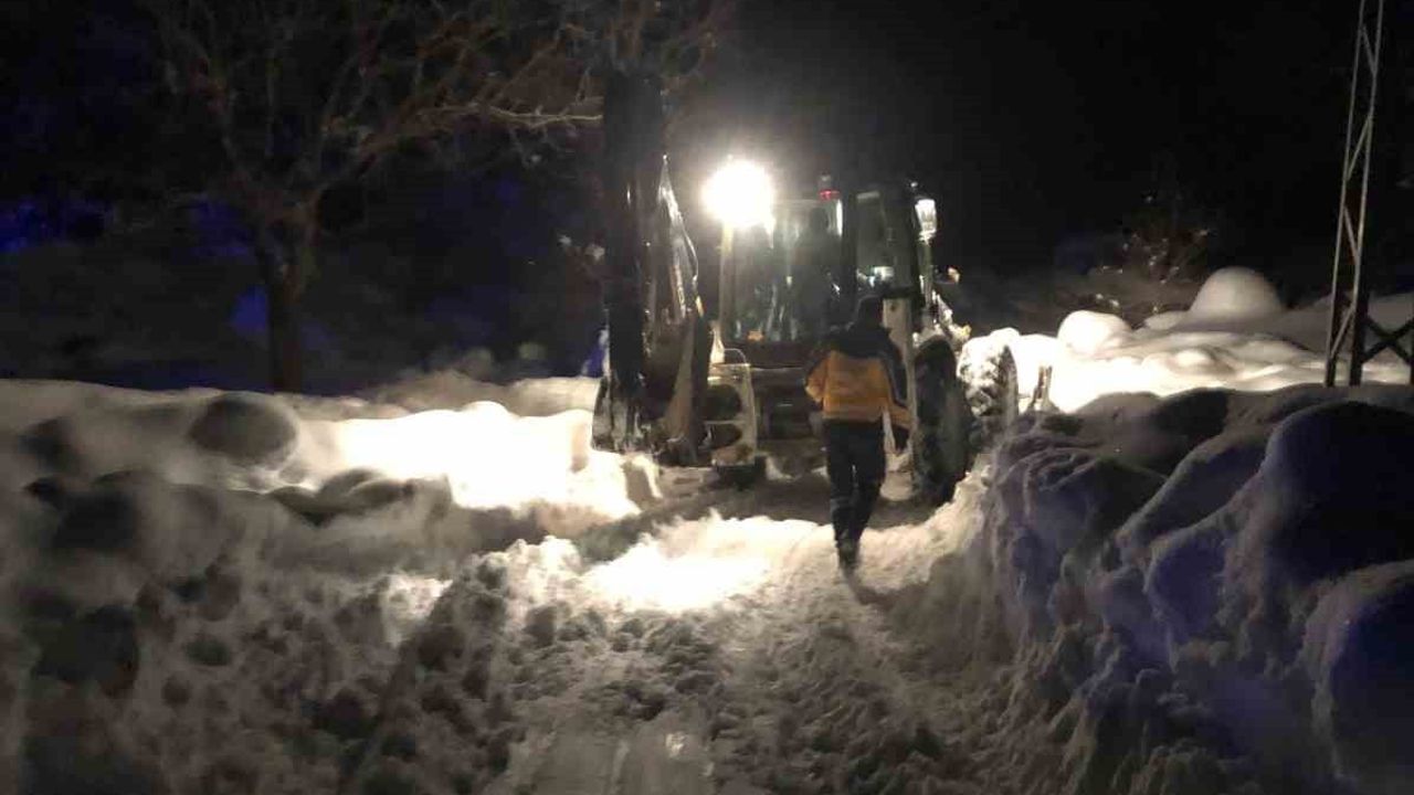 Beytüşşebap'ta Kaymakam Taşkıran karda hasta kurtardı