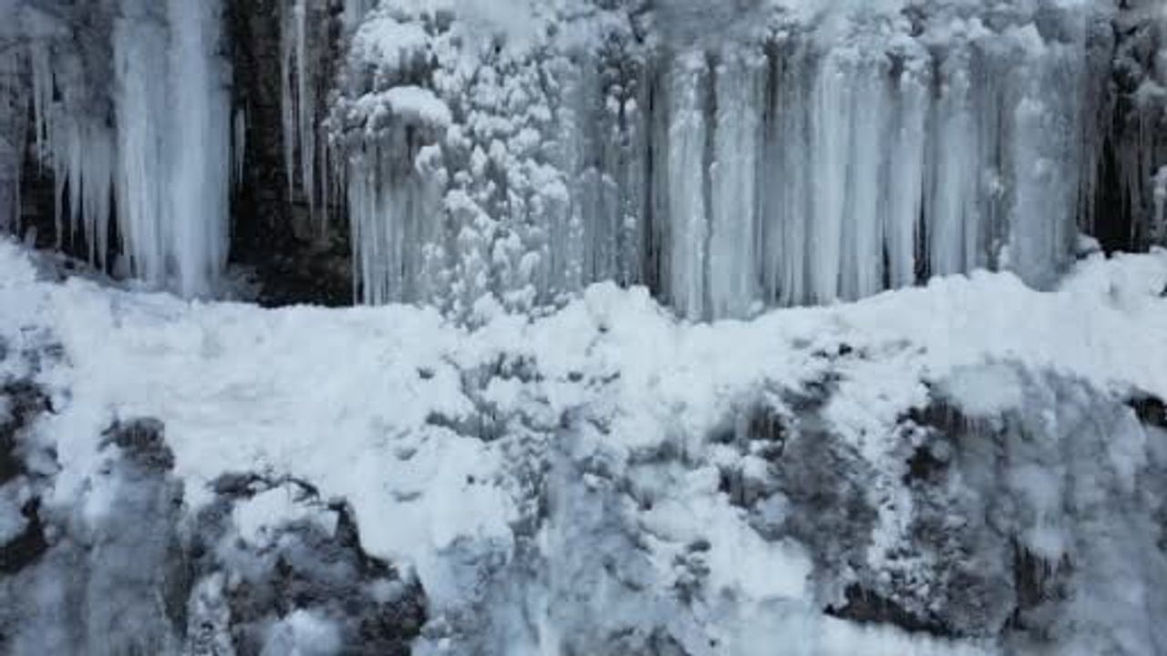 Beytüşşebap'ta metrelerce buz sarkıtı dronla görüntülendi