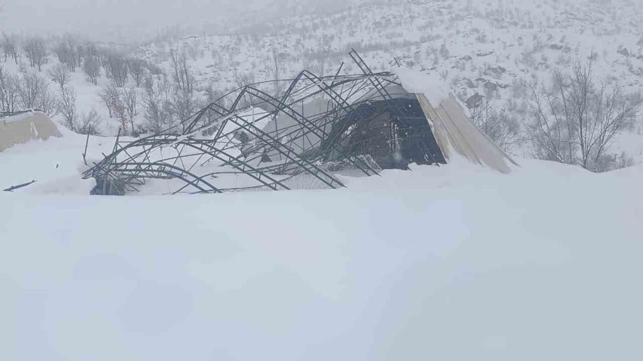 Beytüşşebap'ta yoğun kar nedeniyle kapalı halı saha çöktü