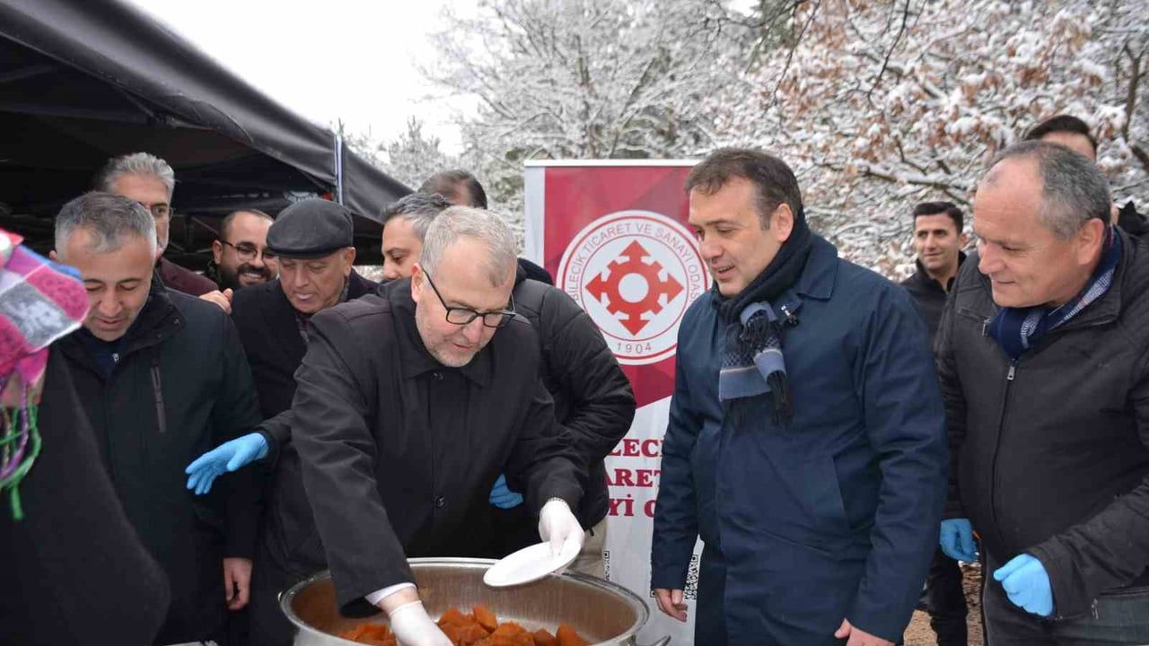 Bilecik Gölpark Kış Festivali'nde binlerce kişi katıldı, 2 ton 11 kg hamsi dağıtıldı
