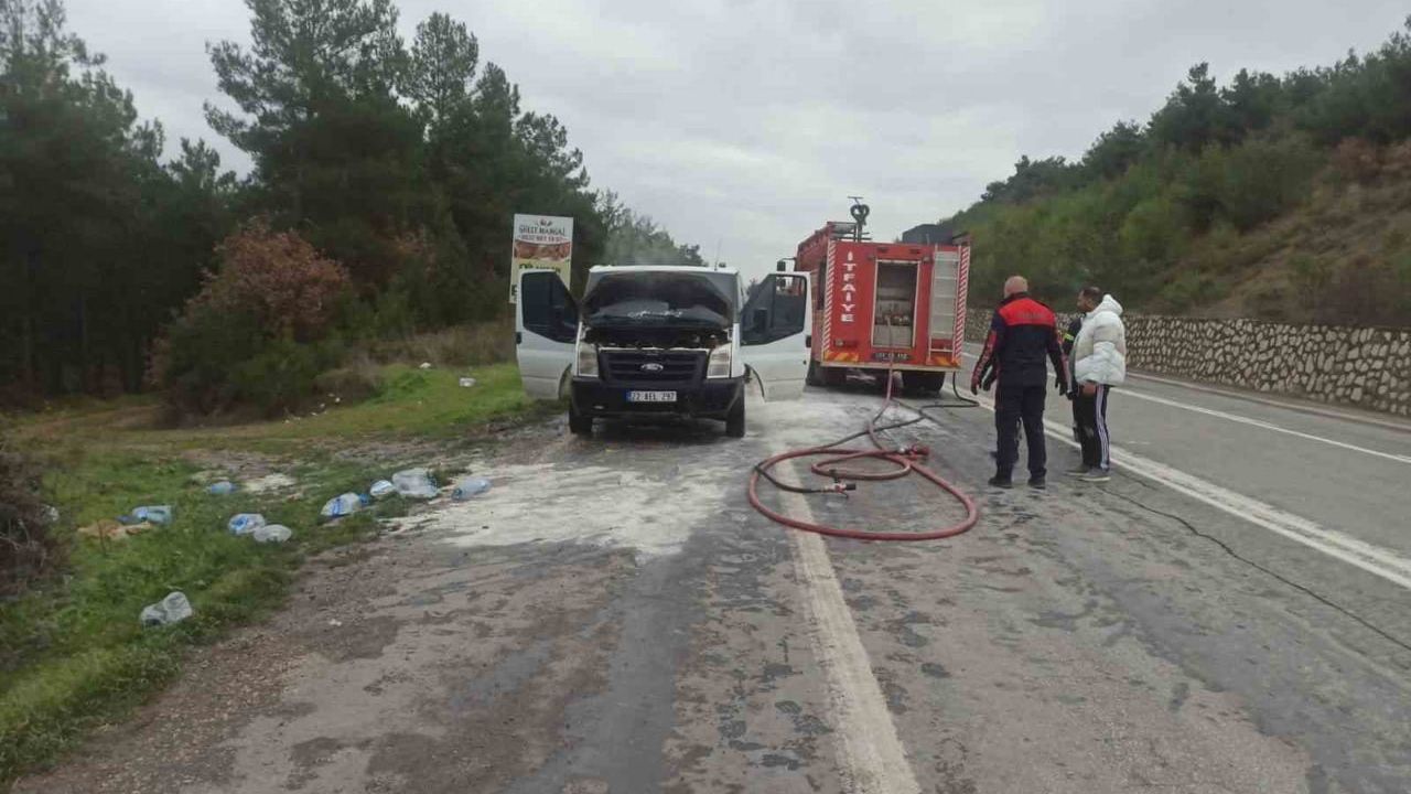 Bilecik-Osmaneli yolunda seyreden ticari aracın motorunda yangın