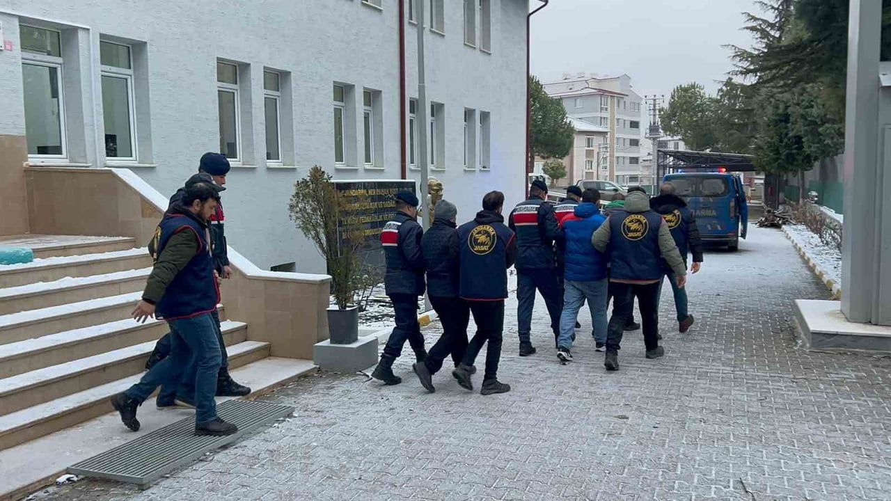 Bilecik'te 72 Yaşındaki Kadını Dolandıran 5 Kişi JASAT Operasyonuyla Yakalandı