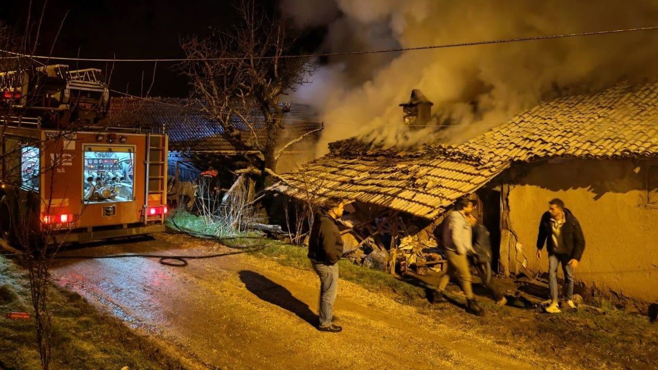 Bilecik’te Akçakavak’ta çıkan baca yangını itfaiye tarafından söndürüldü
