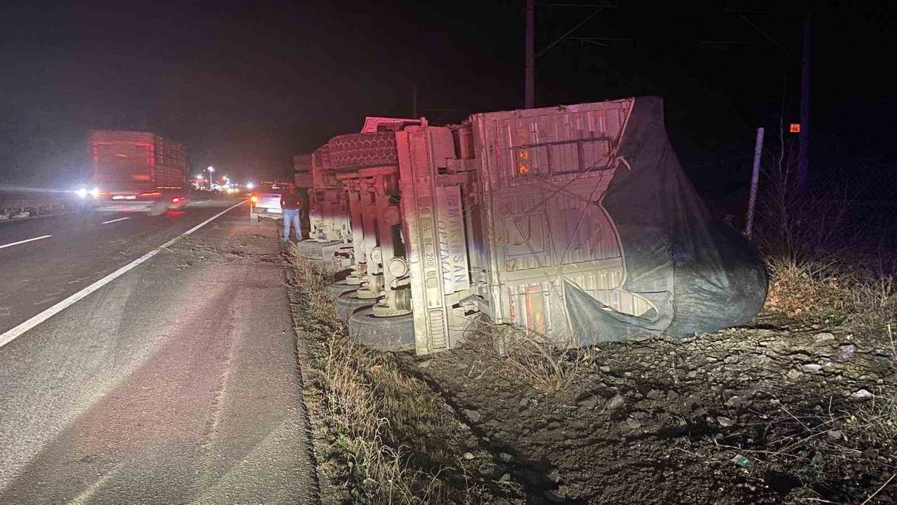 Bilecik'te alkollü tır sürücüsünün yol kenarına devrilmesi