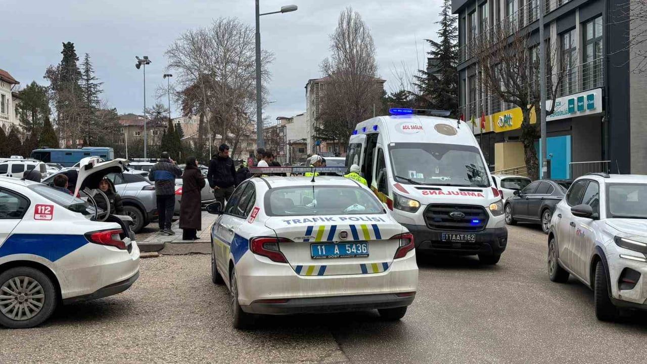 Bilecik'te Ani Fren Yapan Motosikletli Düşerek Yaralandı