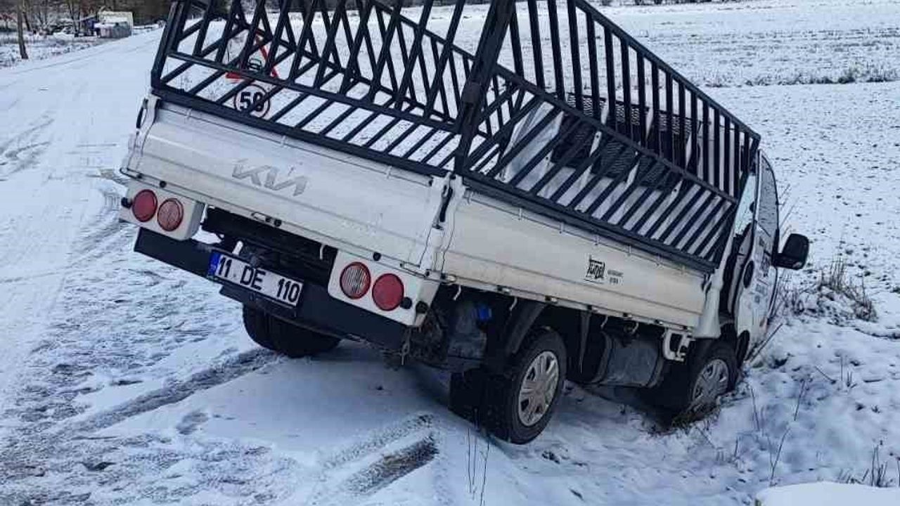Bilecik’te buzlu yolda kamyonet tarlaya uçtu: 1 yaralı