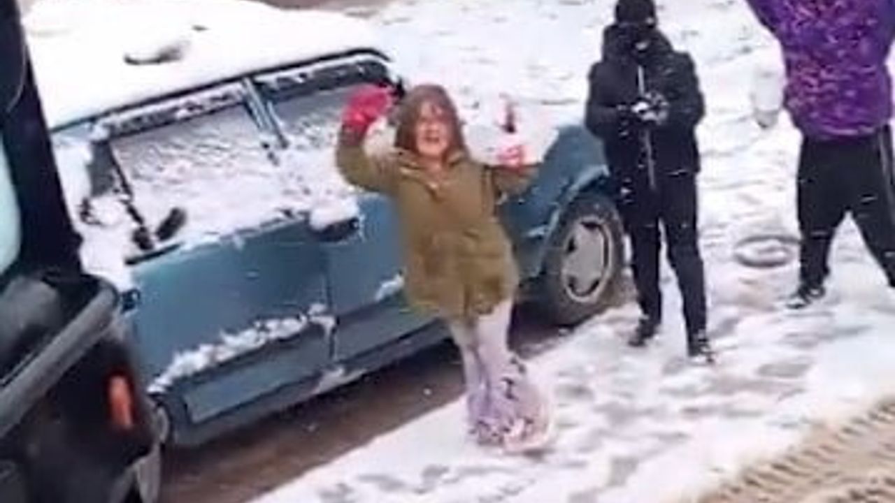 Bilecik'te çocuklar kepçeyi kar toplarıyla durdurdu