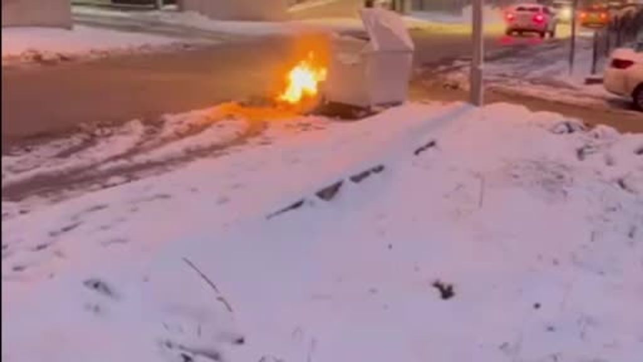 Bilecik'te çöp konteynırı yanında bırakılan eşyalar alev aldı