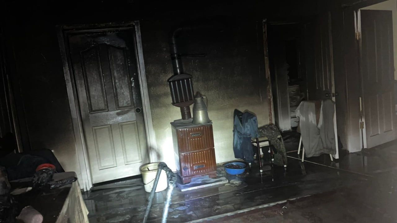 Bilecik'te elektrik prizinden çıkan yangın imamın evinde hasar oluşturdu