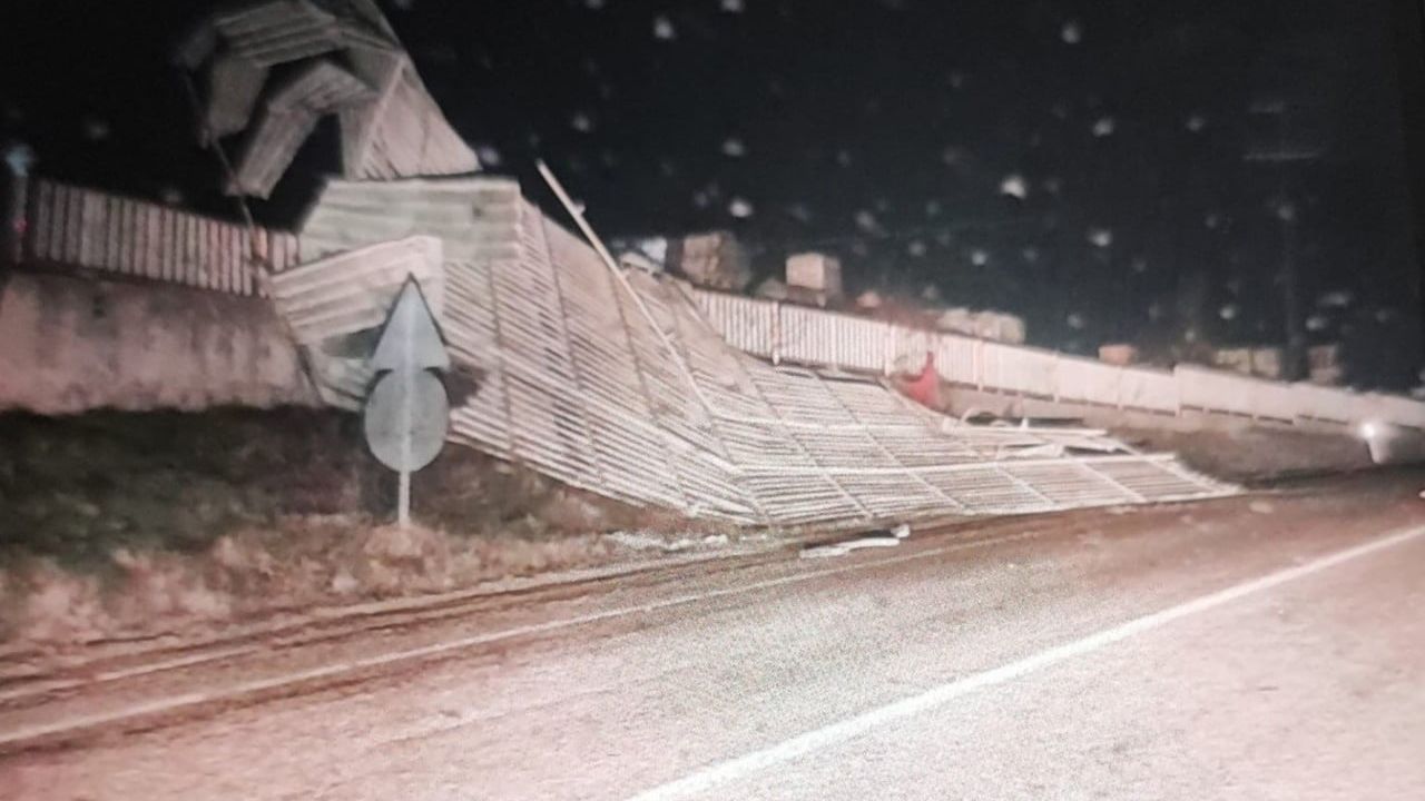 Bilecik'te fırtına çatıyı uçurdu: seramik fabrikasında hasar