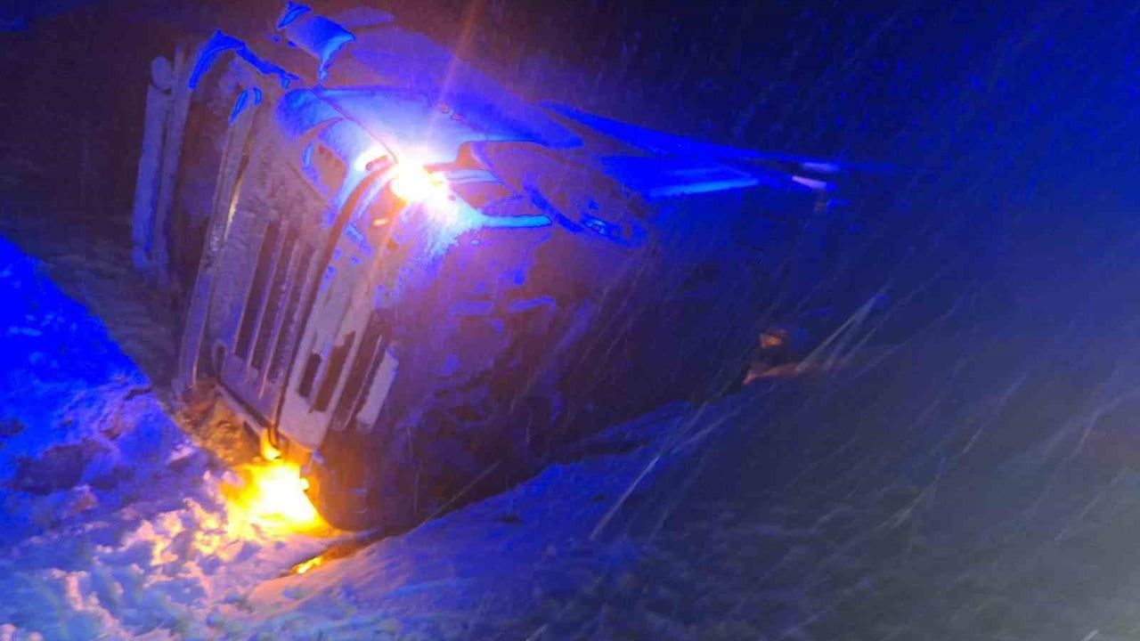 Bilecik’te kar yağışı nedeniyle tır devrildi: sürücü yaralandı