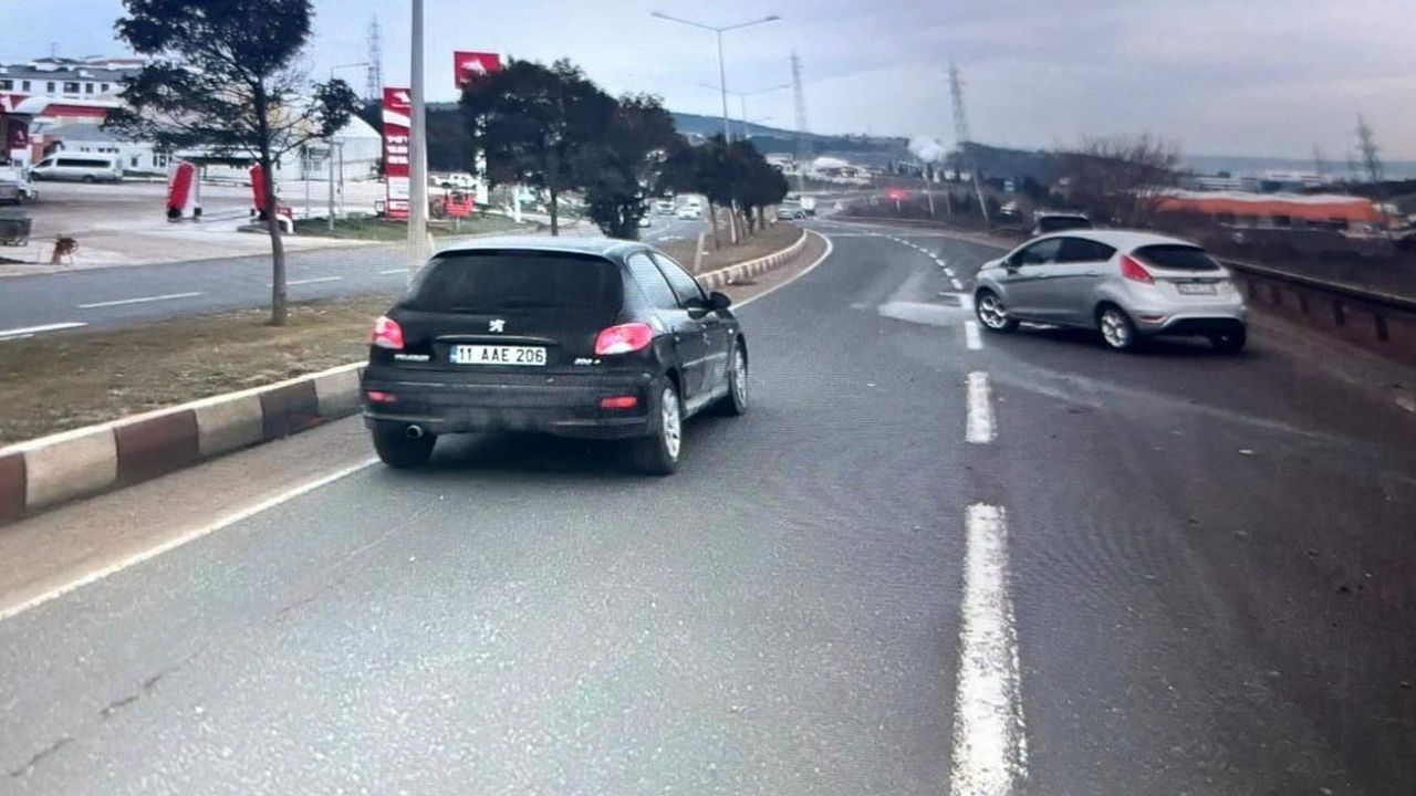 Bilecik’te otomobil bariyere çarptı, sürücü yaralandı