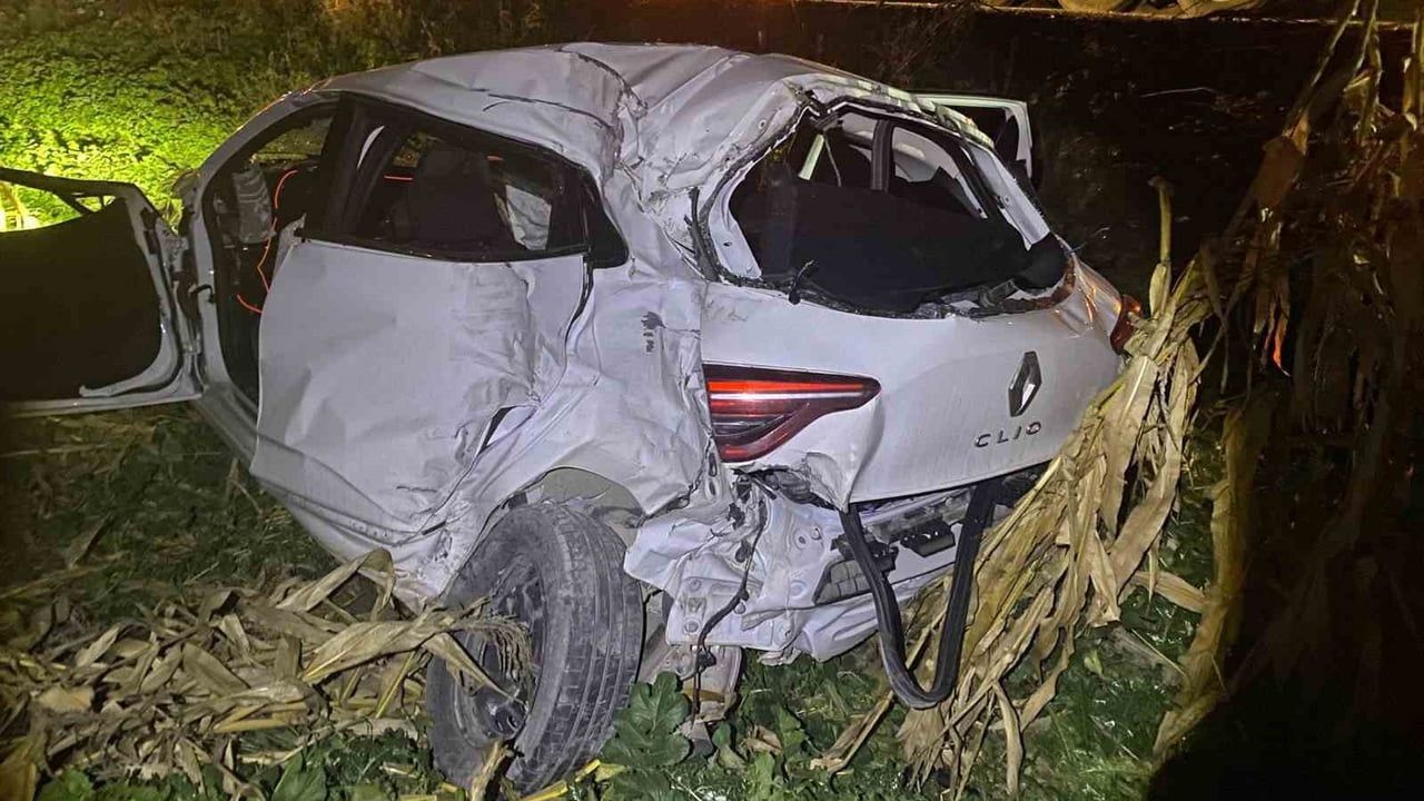 Bilecik’te otomobil iki tıra çarptı: 2 kişi yaralandı