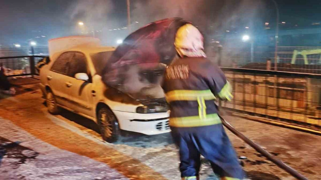 Bilecik’te otomobilin motorunda çıkan yangın kısa sürede söndürüldü