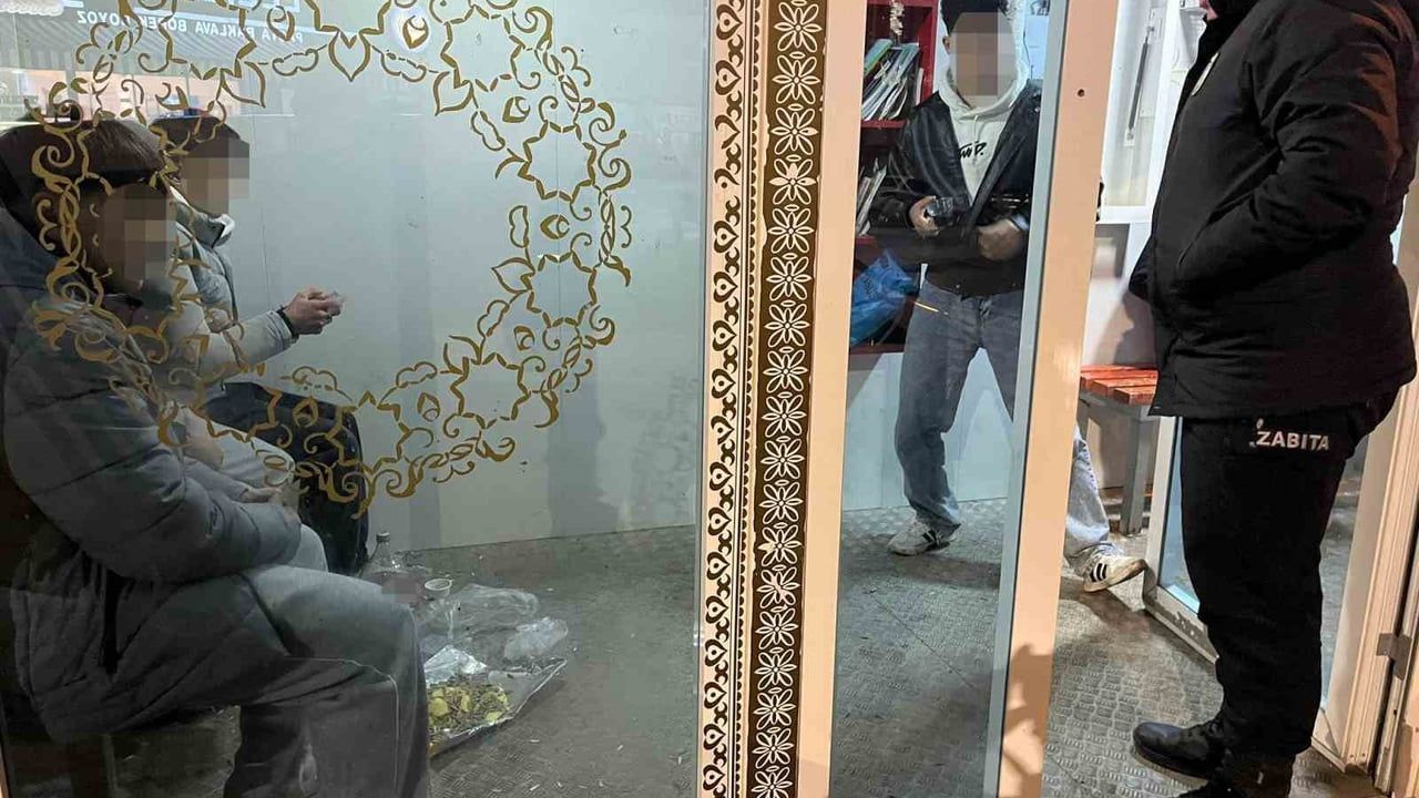 Bilecik'te uyarılan gençler minibüs durağını temizledi