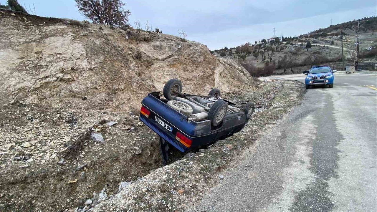 Bilecik'te yağış nedeniyle otomobil takla attı: 2 yaralı