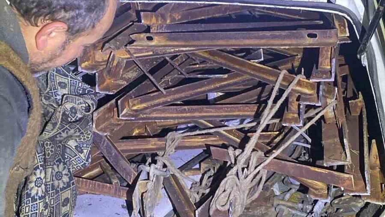 Bilecik’te yol kontrolünde kesilmiş elektrik direği parçaları bulundu