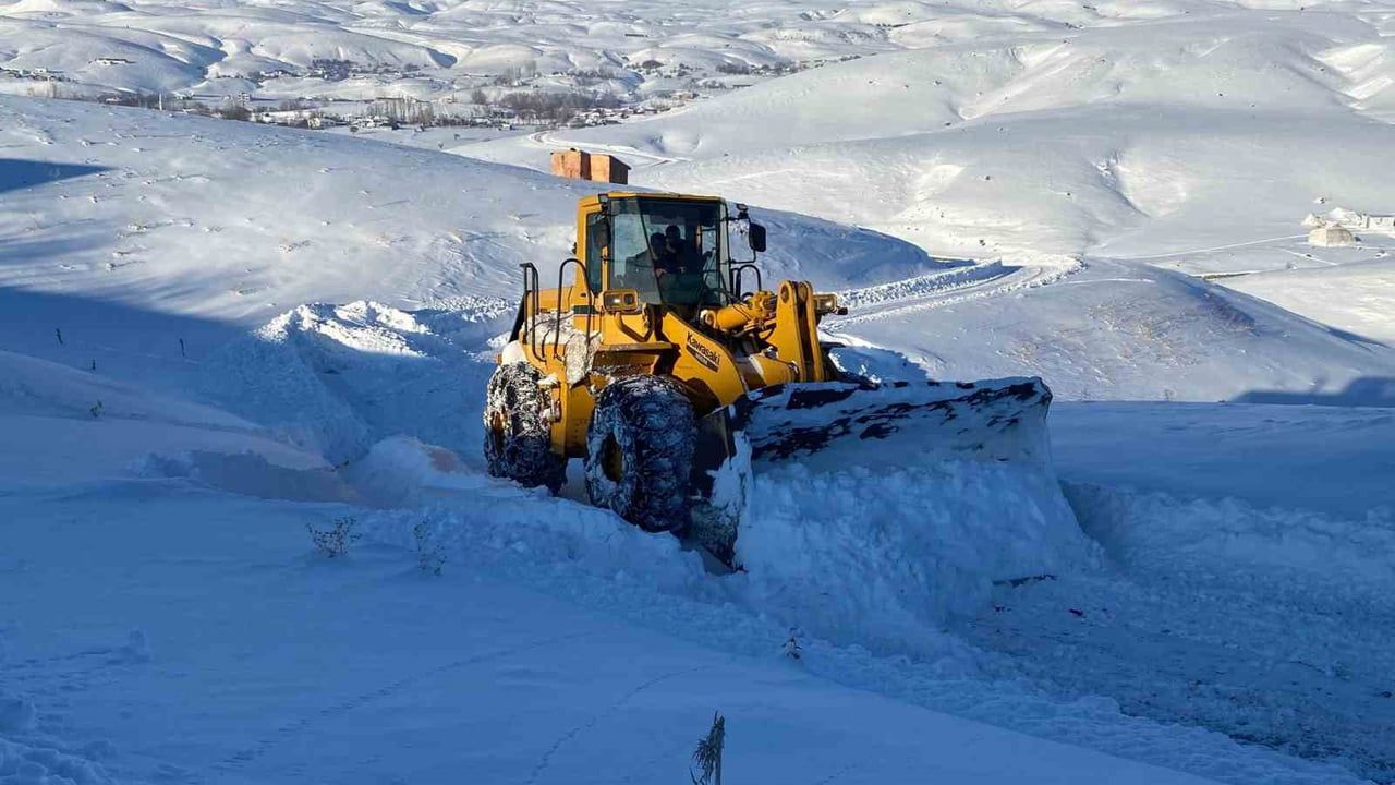 Bingöl'de 46 köy yolunda karla mücadele sürüyor