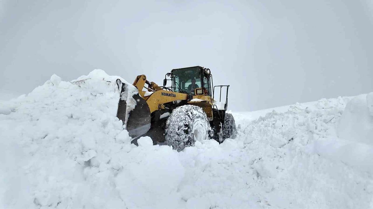 Bingöl'de 56 köy yolunu ulaşıma açma çalışmaları sürüyor