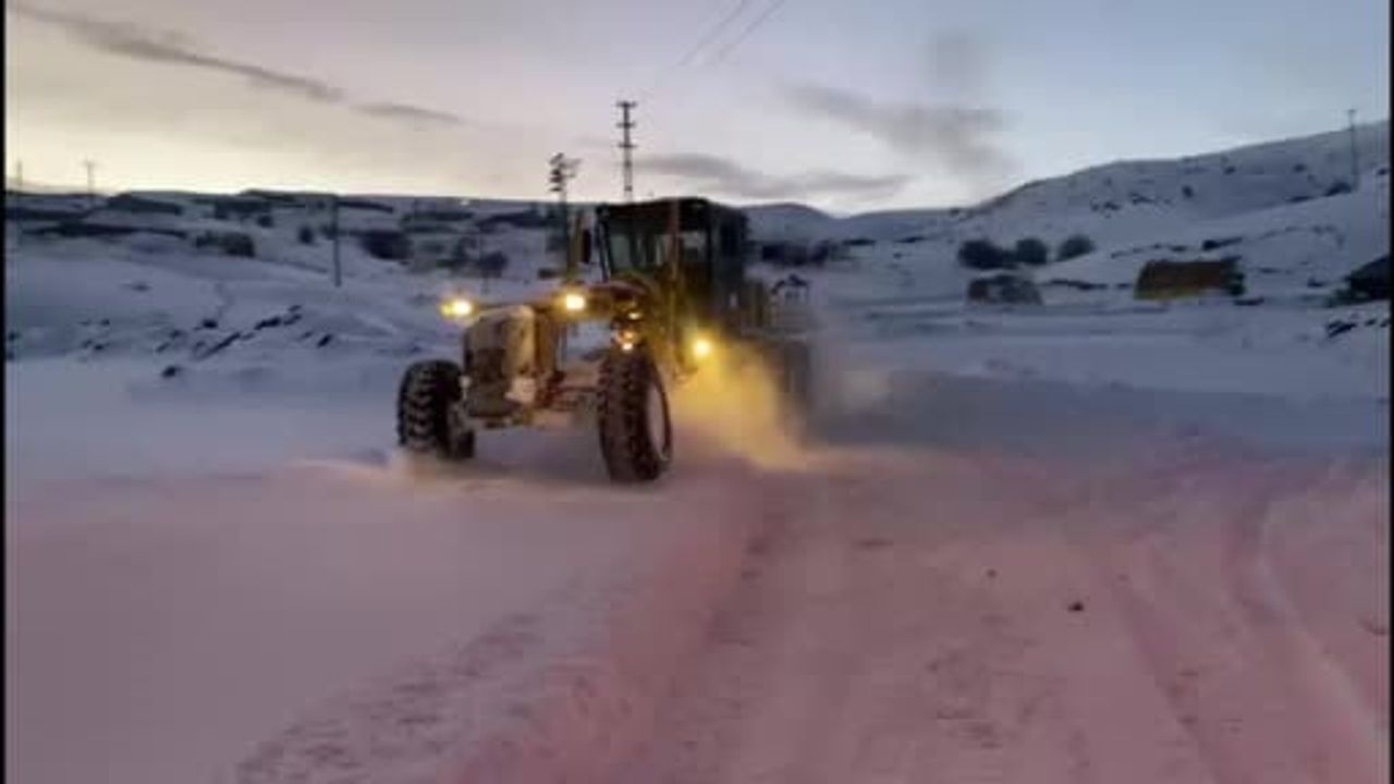Bingöl’de 72 köy yolunda ulaşıma açma çalışmaları sürüyor