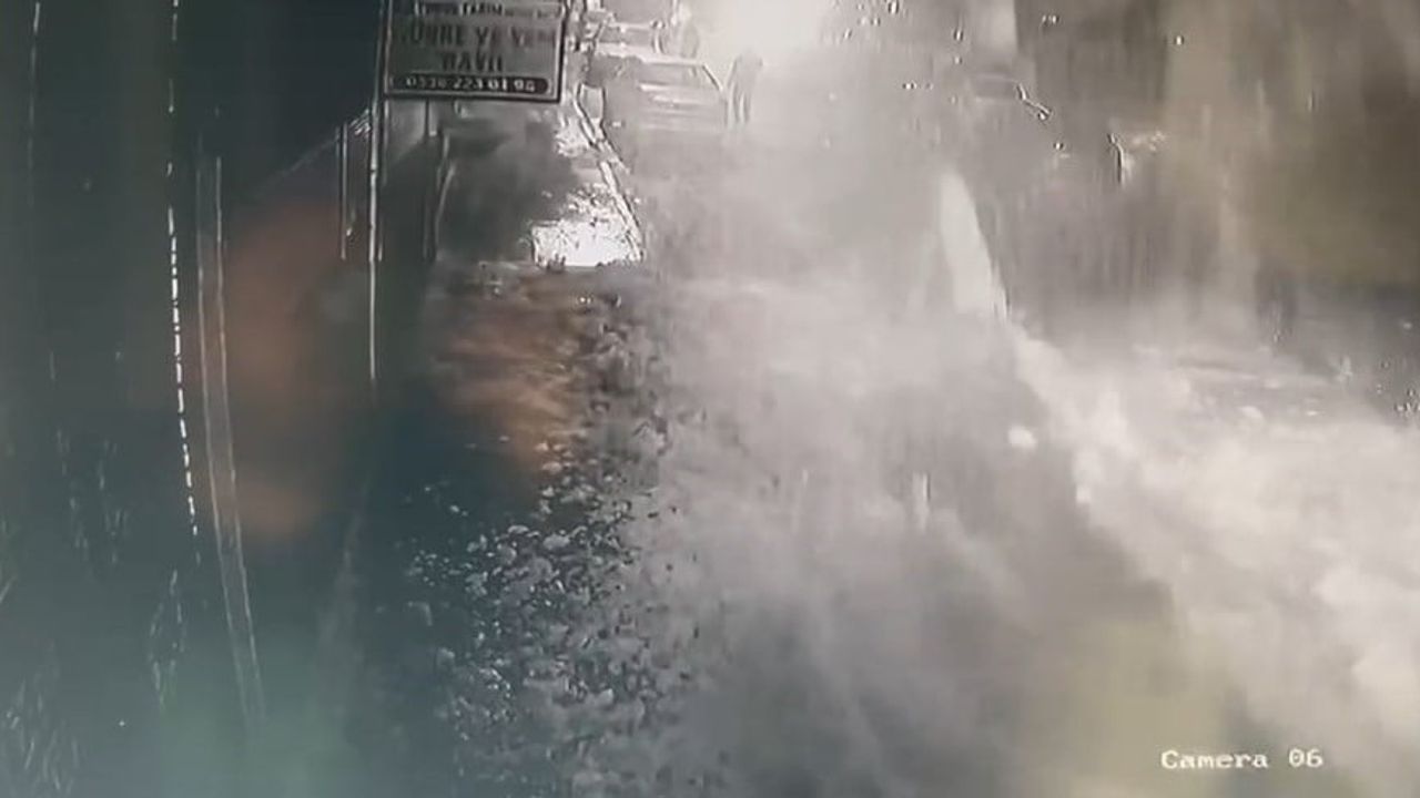 Bingöl'de çatıda çöken kar kütlesi: Bir kişi saniyelerle kurtuldu