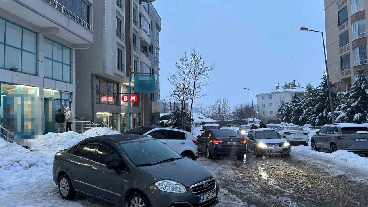 Bingöl'de çatıdan düşen kar kütlesi bir kadının ölümüne yol açtı