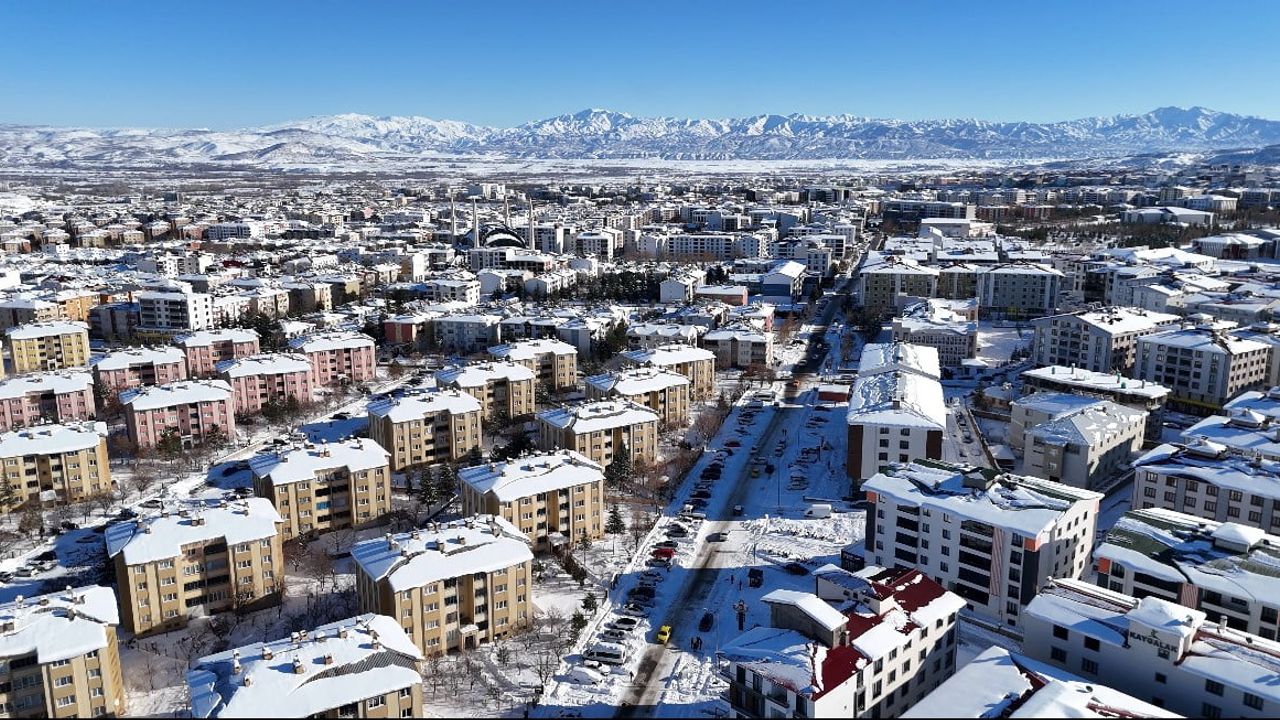 Bingöl’de kar sonrası güneş kartpostallık manzaralar oluşturdu